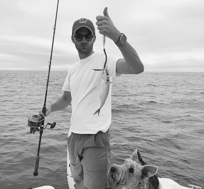 Antoine à la pêche, canne à la main