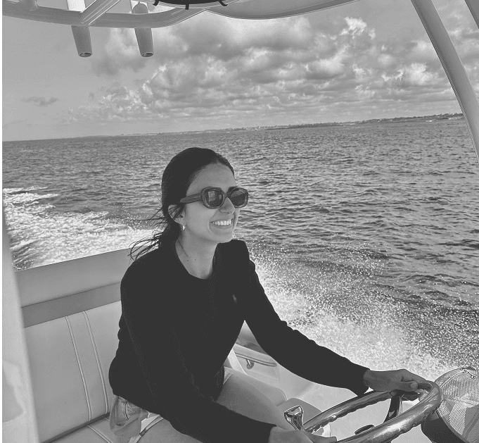 Diane aux commandes d’un bateau